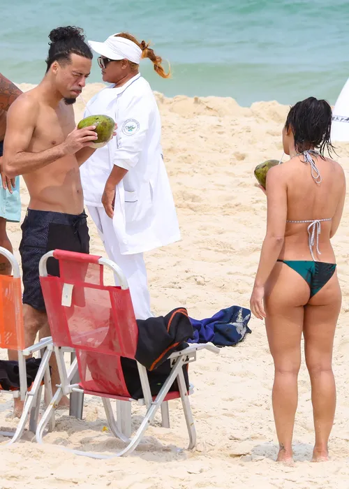 
				
					L7NNON e Dani Suzuki aparecem juntos curtindo praia; fotos
				
				