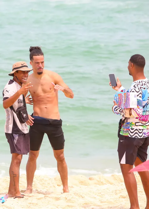 
				
					L7NNON e Dani Suzuki aparecem juntos curtindo praia; fotos
				
				