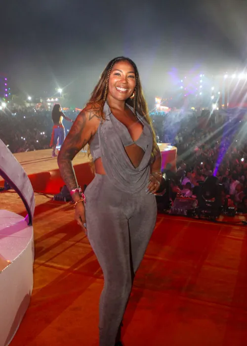 
				
					Ludmilla chama Raquel Brito e '40 funcionários' em palco de Salvador
				
				