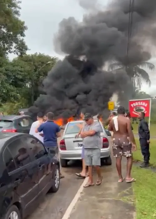 
				
					Mais de 100 pessoas fecham rodovia em protesto na Bahia
				
				