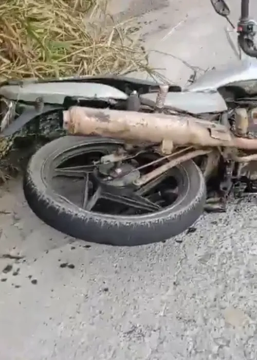 
				
					Motociclista morre em acidente com caminhão em São José da Vitória
				
				