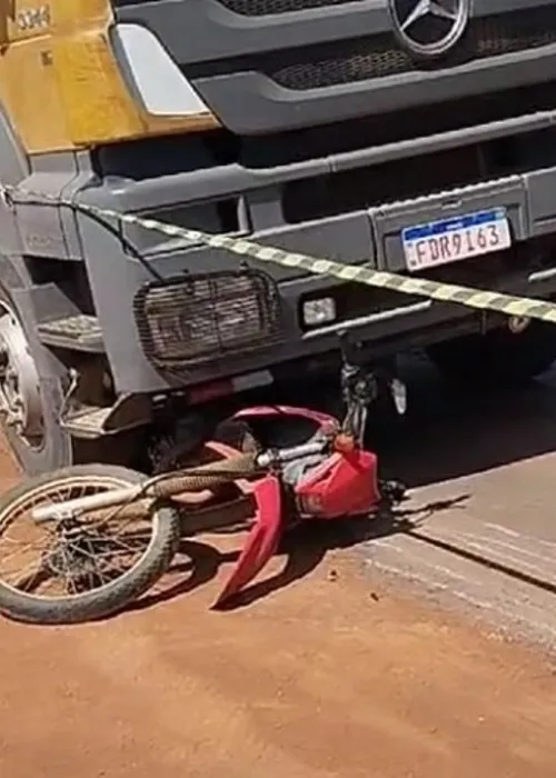 
				
					Motociclista morre em colisão frontal com caminhão em Ibirapuã
				
				