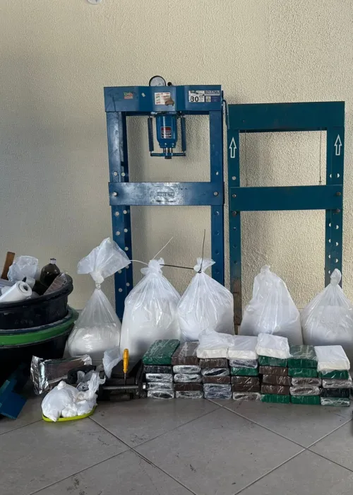 
				
					PM desmancha laboratório de drogas com quase 40 kg de cocaína na Bahia
				
				