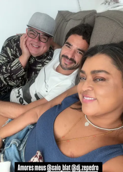 
				
					Preta Gil ganha massagem e beijo no pé do ex, Caio Blat: 'O melhor'
				
				