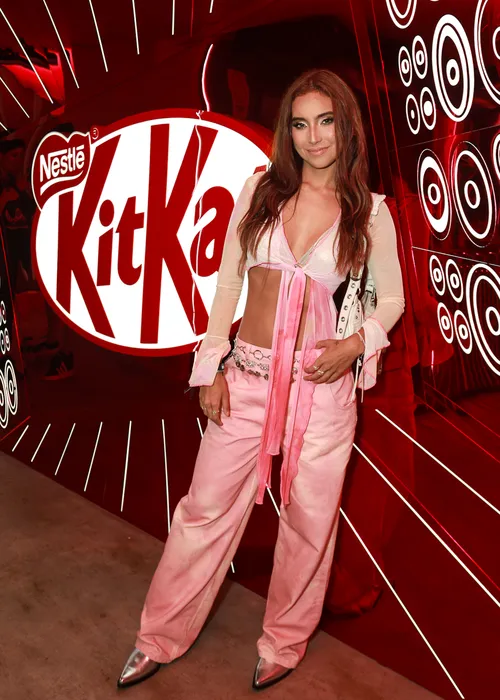 
					Vanessa Lopes expõe vício e desabafa após 4 cirurgias: 'Paguei preço'
				
				