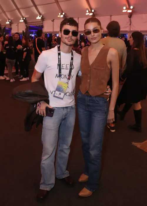 
				
					Rock in Rio: Bruna Marquezine aposta em minissaia e botas de R$ 12 mil
				
				