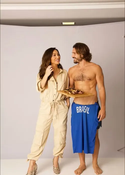 
				
					Sabrina Sato e Nicolas Prattes divulgam foto após anúncio de gravidez
				
				