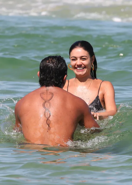 
				
					Sophie Charlotte e Xamã trocam beijos e carícias em praia; veja fotos
				
				