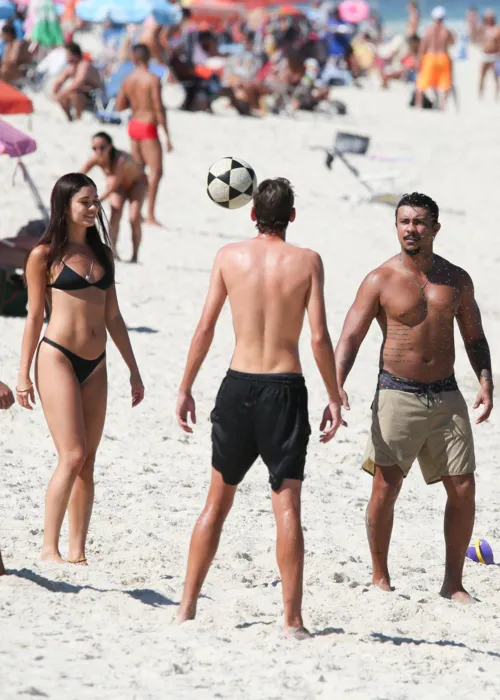 
				
					Sophie Charlotte e Xamã trocam beijos e carícias em praia; veja fotos
				
				