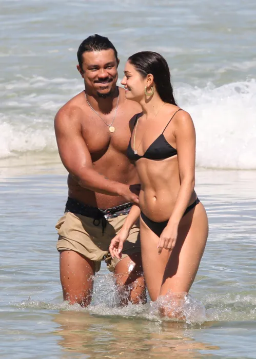 
				
					Sophie Charlotte e Xamã trocam beijos e carícias em praia; veja fotos
				
				