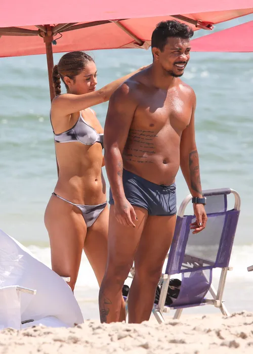 
				
					Sophie Charlotte e Xamã trocam carícias e beijos em dia quente no Rio
				
				