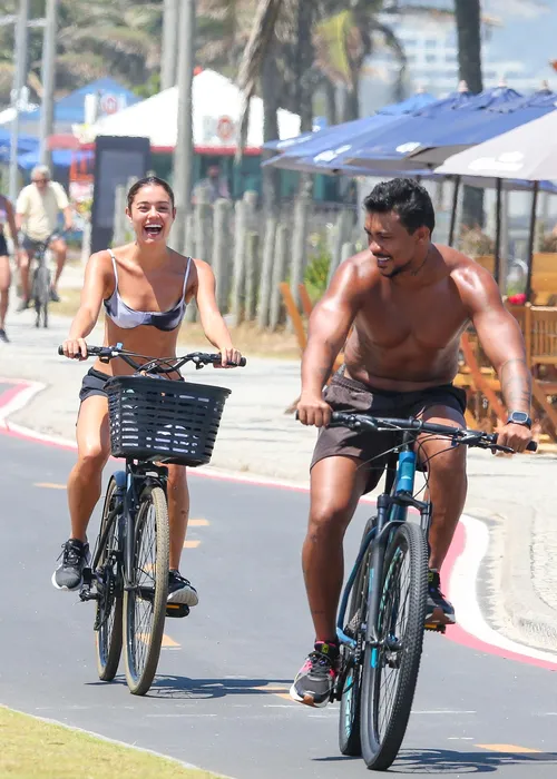 
				
					Sophie Charlotte e Xamã trocam carícias e beijos em dia quente no Rio
				
				