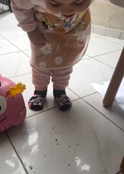 
				
					Tays Reis flagra filha comendo ração de cachorro; VÍDEO
				
				