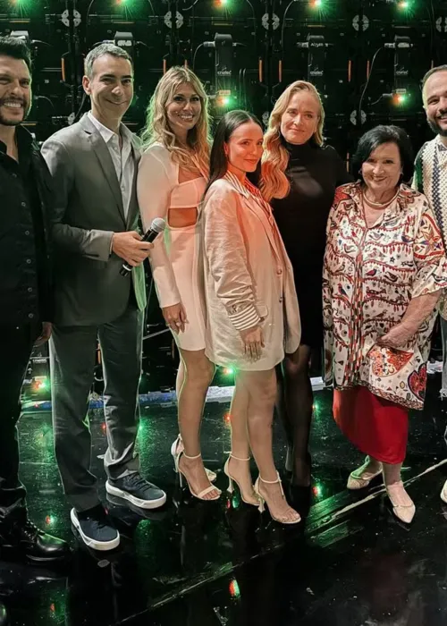 
				
					Lívia Andrade chora em homenagem a Silvio Santos no 'Domingão'; VÍDEO
				
				