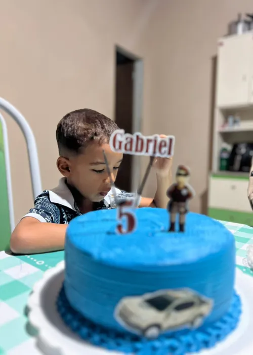 
				
					VÍDEO: Menino de 5 anos ganha aniversário surpresa de PMs
				
				