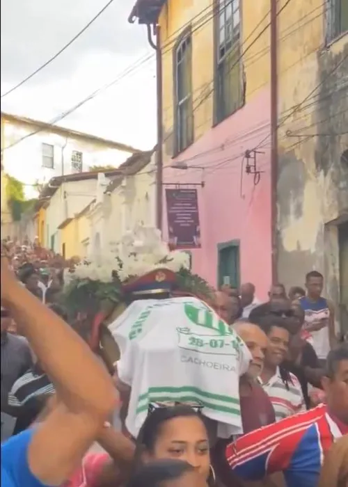 
				
					Velório de Mestre Bala vira 'carnaval' em Cachoeira: 'Ele queria'
				
				