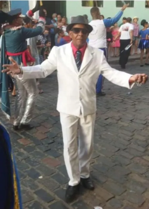 
				
					Velório de Mestre Bala vira 'carnaval' em Cachoeira: 'Ele queria'
				
				