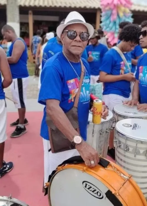 
				
					Velório de Mestre Bala vira 'carnaval' em Cachoeira: 'Ele queria'
				
				