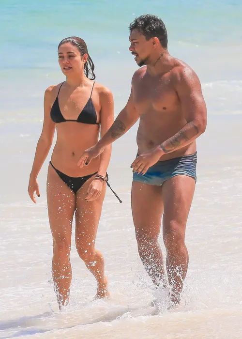 
				
					Xamã e Sophie Charlotte aparecem juntos curtindo praia no Rio; fotos
				
				