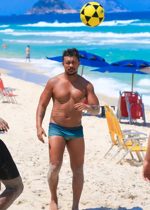 
				
					Xamã e Sophie Charlotte aparecem juntos curtindo praia no Rio; fotos
				
				