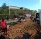 
                  Caminhão carregado de frutas tomba e deixa trânsito lento na BR-324