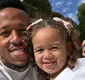 
                  Éder Militão exibe vídeo com filha e recebe críticas: ‘Limpar imagem'