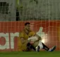 
                  Ex-goleiro do Vitória leva gol que 'Pelé não fez' e desaba; assista