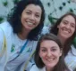 
                  Musa do vôlei, Carolana reencontra esposa em Paris e se derrete