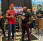 
                  Selakuatro celebra sucesso de hit após 20 anos: 'clássico do pagode'