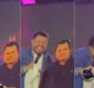 
                  Vídeo: Bruno canta ao lado de Marrone de papelão durante show na Bahia