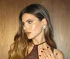 Camila Queiroz revela emprego da mãe e revolta web: 'Lamentável'