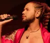 Cantor mineiro faz show de fé e sexualidade na Sala do Coro do TCA