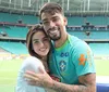 Esposa de Lucas Paquetá retira joias para andar em Salvador