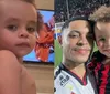Filho de Matheuzinho obriga a mãe a fazer 'tatuagem' do Vitória; VÍDEO