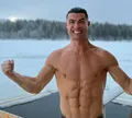 Cristiano Ronaldo fica sem roupa na neve e manda mensagem de Natal