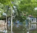 Lauro de Freitas: rio transborda após chuvas atingirem Vila Nova
