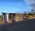 Quatro pessoas morrem e 11 ficam feridas após ônibus tombar na Bahia