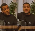 VÍDEO: Daniel Alves surge cantando louvor e é criticado: 'Usando Deus'