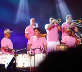 Filho de Ivete Sangalo rouba a cena ao tocar no Festival de Verão