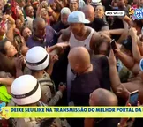 Léo Santana 'abandona' trio e atravessa multidão na Micareta de Feira