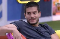 Arthur Aguiar paga dívida de R$ 400 mil após levar rasteira com apartamento e banco