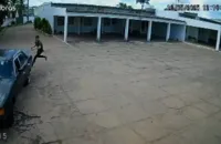 Câmera flagra homem encontrado morto entrando em porta-malas na Bahia