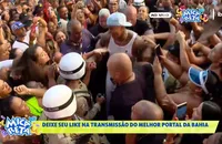 Léo Santana 'abandona' trio e atravessa multidão na Micareta de Feira