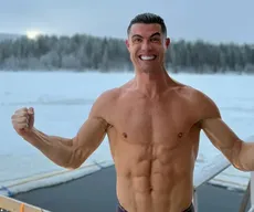 Cristiano Ronaldo fica sem roupa na neve e manda mensagem de Natal