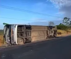 Quatro pessoas morrem e 11 ficam feridas após ônibus tombar na Bahia