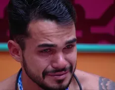 BBB 25: João Gabriel se desespera com expressão da mãe e cai no choro