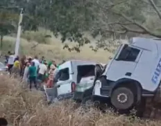 Batida entre van e carreta deixa 11 pessoas mortas na Bahia