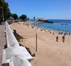 Protesto de ambulantes no Porto da Barra agrada banhistas