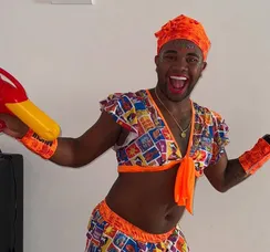 Carnaval 2025: com Mani Reggo VIP, Davi Brito desfila em bloco