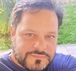 Delegado de cidade na Bahia morre após batida entre carro e caminhão